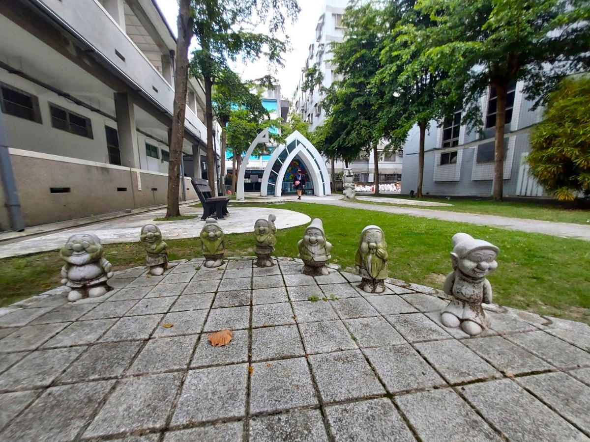 小矮人雕塑