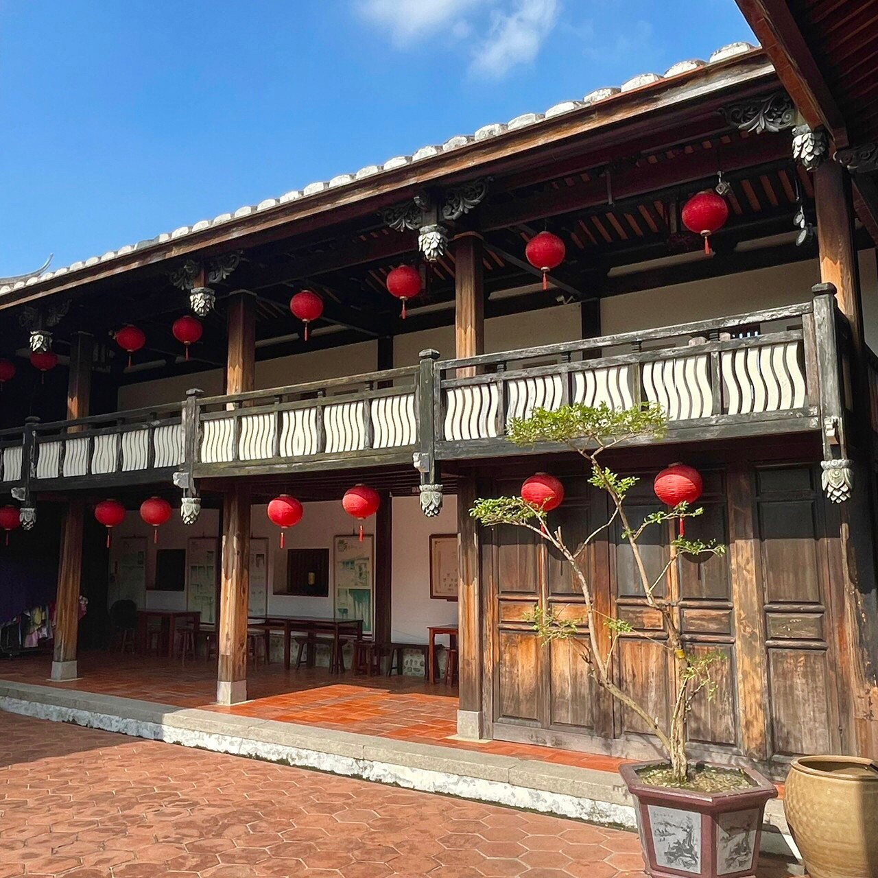 戲台旁